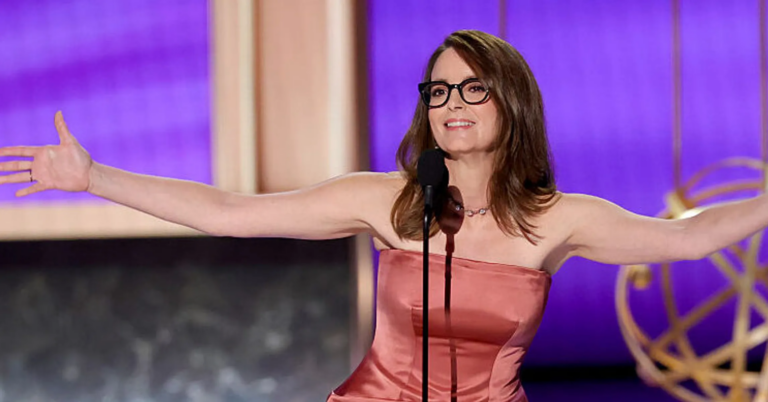 Tina Fey Makes Kendrick Lamar/Drake Joke Presenting At Emmys