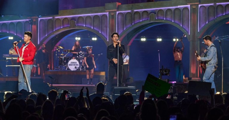 Jonas Brothers show St. Paul crowd what sets them apart from brotherly bands