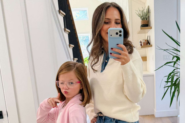 Mom Stunned by 10-Year-Old Daughter’s Viral School Picture Pose (Exclusive)