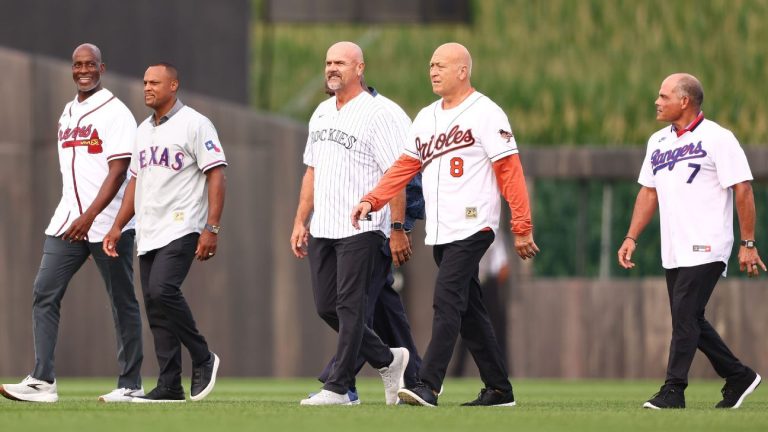 26 Hall of Fame members emerge from corn at Field of Dreams